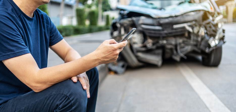 A person sitting on a sidewalk looking at a phone

AI-generated content may be incorrect.